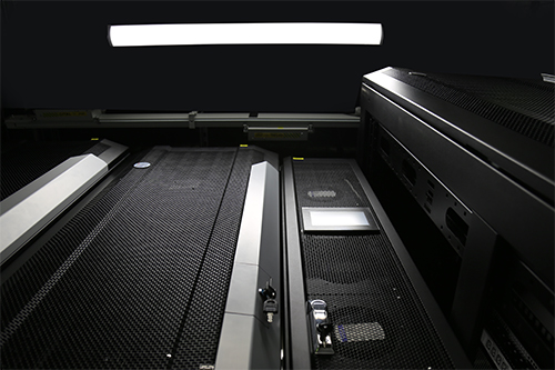 سیستم سرمایشی و رک در کنار هم در مرکز داده سیار