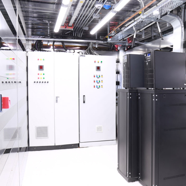 اتاق برق و یو پی اس در مرکز داده سیار