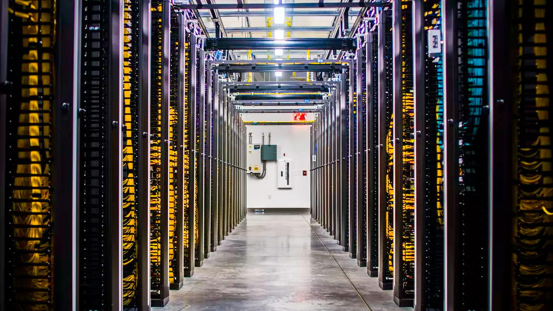 دیتاسنتر کلوکیشن در برابر دیتاسنتر خصوصی: کدام‌یک برای شما مناسب‌تر است؟