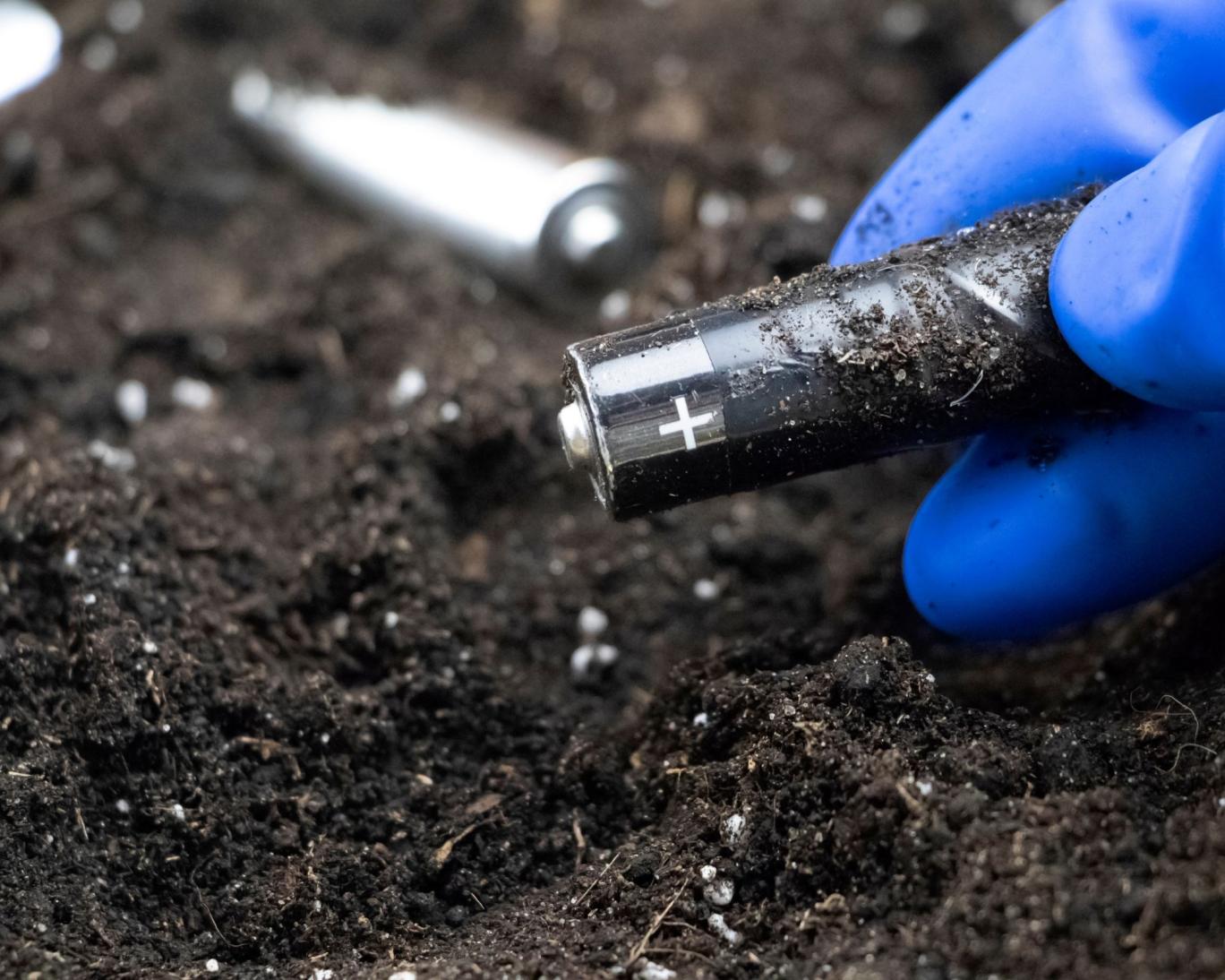 این باتری با خاک شارژ می‌شود