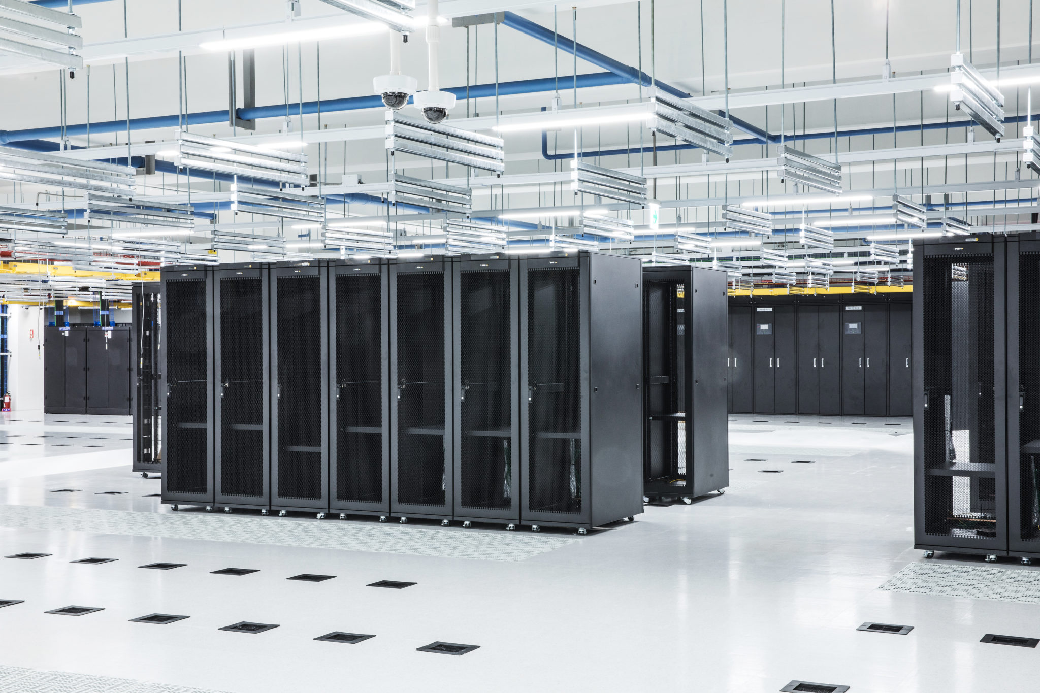 مرکزداده انترپرایز در برابر مرکزداده لبه: کدام‌یک برای کسب‌وکار شما مناسب است؟